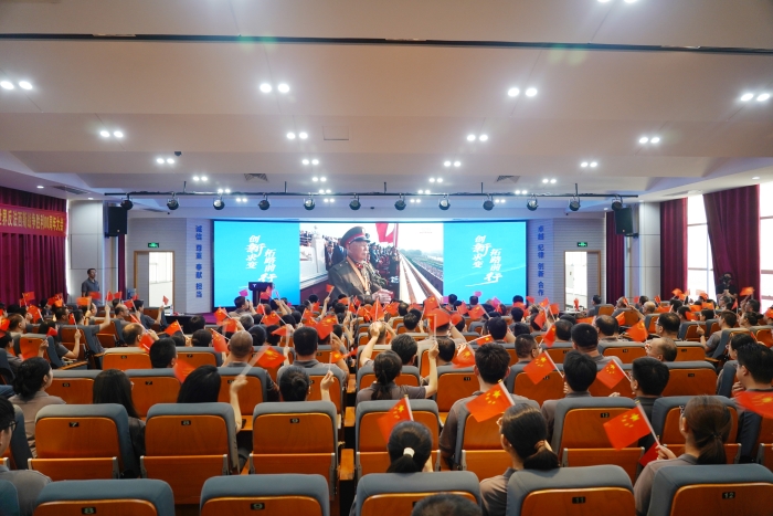 时博(中国)工业组织党员干部观看纪念中国人民抗日战争暨世界反法西斯战争胜利80周年大会